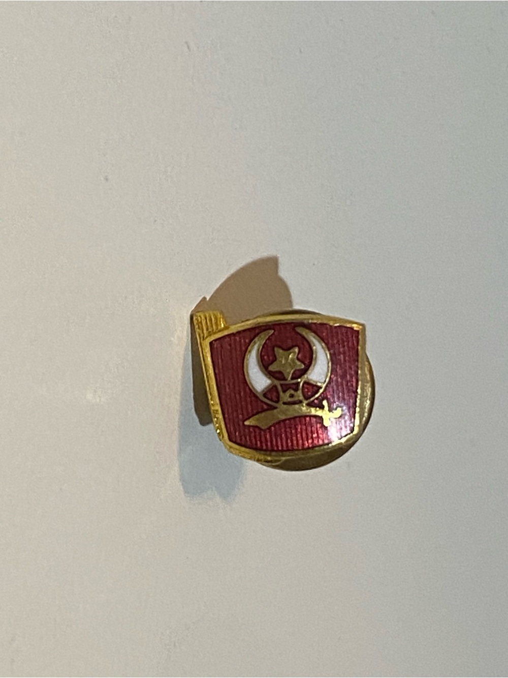Red and Gold Shriners Freemasonry fraternity enamel Pin - Crescent Moon Star